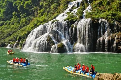 發(fā)揮資源優(yōu)勢,借助"旅游 "在產(chǎn)品開發(fā)上大作文章,不斷豐富景區(qū)業(yè)態(tài)